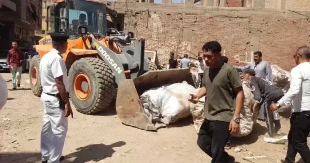 إزالة مخازن فرز وخردة مخالفة بالطالبية ومصادرة مضبوطات خطرة