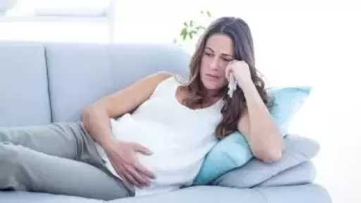 أستاذ أمراض نساء يصحح أشهر 7 خرافات عن الولادة الطبيعية