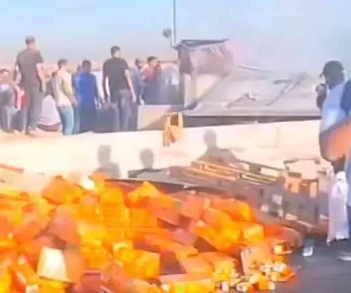 انقلاب سيارة نقل «ثلاجة» محملة بالعصائر أعلى الطريق الدائري