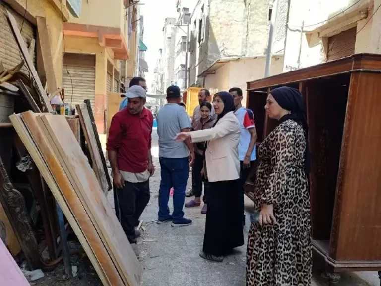 رئيسة حي العرب ببورسعيد تقود حملة لإزالة الأكشاك المخالفة واستكمال أعمال التطوير