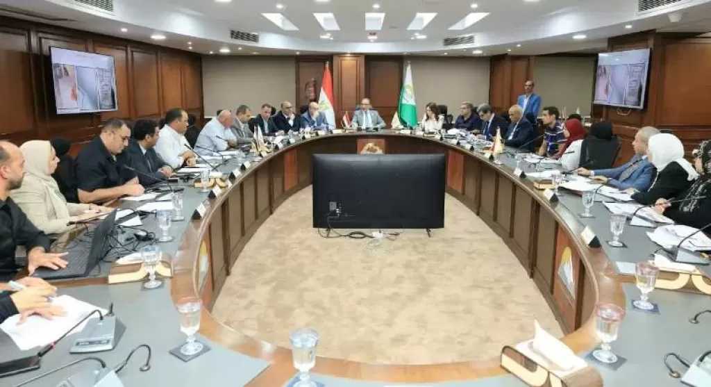 محافظ الجيزة يعقد اللقاء الأسبوعي لبحث شكاوى المواطنين ويسلم عقود عمل لذوي الهمم