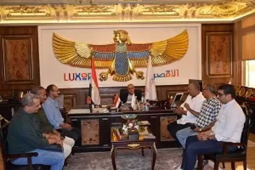 محافظ الأقصر يبحث إنهاء معاناة أهالي الرامسيوم ويوجّه بسرعة حصر وتوثيق الأراضي والممتلكات