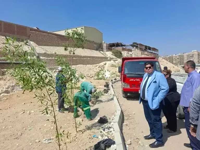 رئيس حي المعادي يتابع استكمال زراعة الأشجار بامتداد شارع وادي دجلة