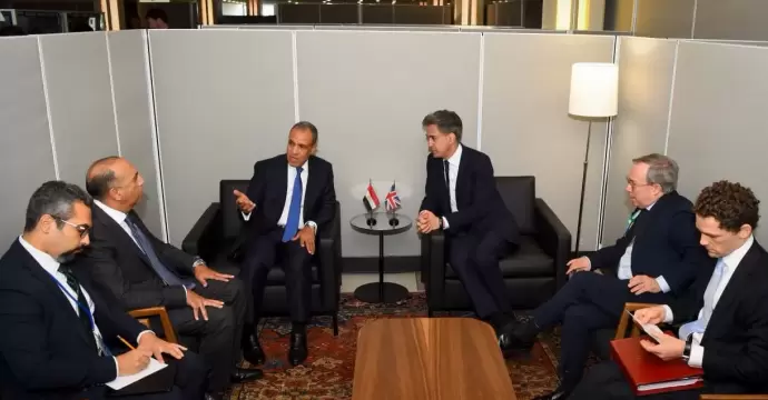 وزير الخارجية يناقش مع نظيره البريطاني تعزيز العلاقات الثنائية والتطورات الإقليمية