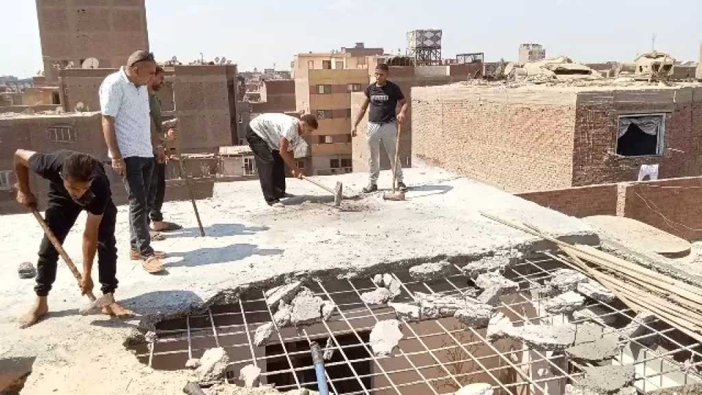 إزالة سقف مخالف في الدور الخامس في عقار بالمنيرة الغربية