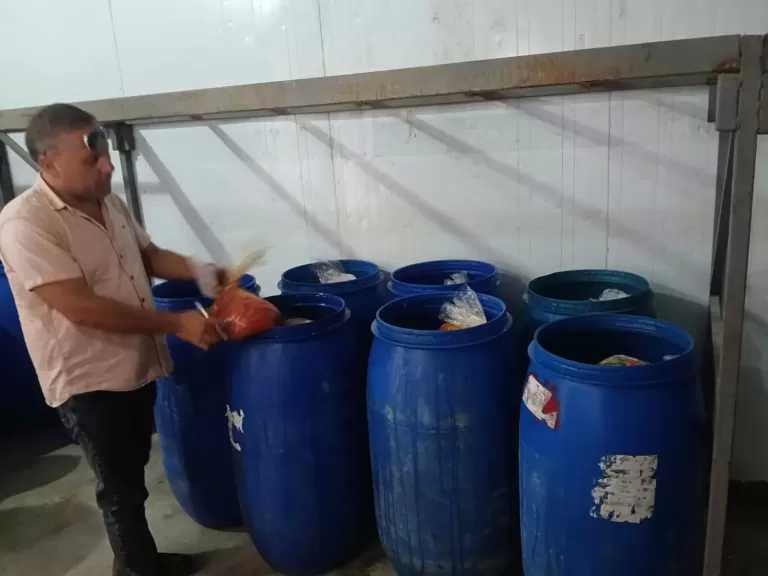 تموين مطروح تضبط 840 كيلو جرام مخلل مجهول المصدر