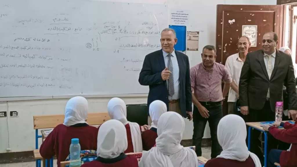 مدير تعليم أسيوط يتفقد مدارس أبنوب ويشارك طالبات الشيخ سالم الثانوية بنات تحية العلم