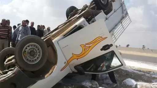 إصابة شخصين في انقلاب سيارة نقل على طريق أسيوط الغربي بالفيوم