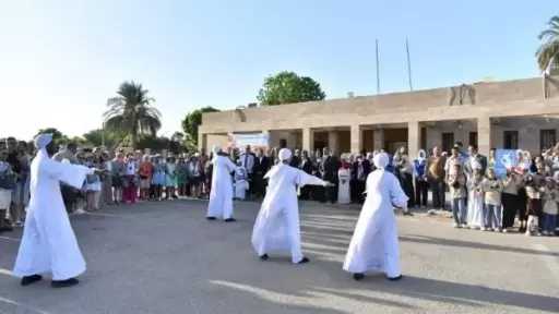 بمشاركة السائحين..محافظة قنا تحتفل باليوم العالمي للسياحة من معبد دندرة