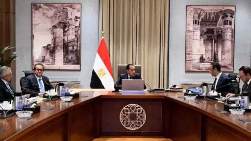 رئيس الوزراء يجتمع بوزراء الصحة والاتصالات والعدل لمتابعة تحضيرات مؤتمر شهر أكتوبر الذي كلف بعقده فخامة الرئيس