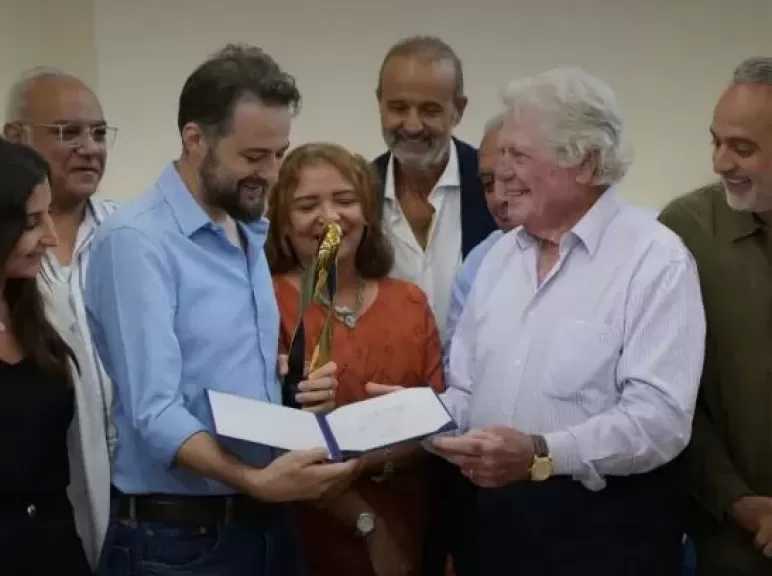 حسين فهمي يسلم جائزة مهرجان طريق الحرير لفريق فيلم القصص بدار الأوبرا