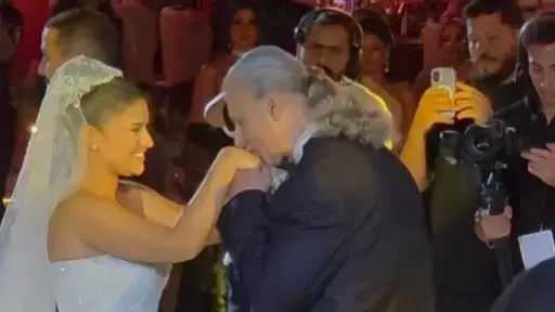 رقصة الأب وابنته.. والد ديانا هشام يقبل يدها ورأسها فى حفل زفافها