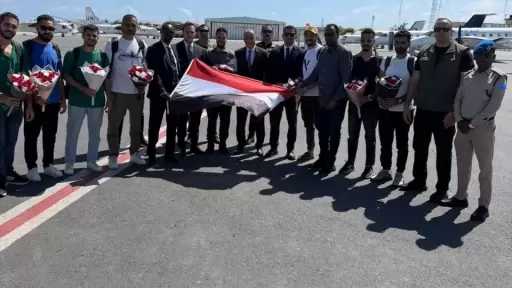 الخارجية: وصول البحارة المصريين إلى مقديشيو تمهيدًا لسفرهم إلى القاهرة برفقة السفير المصري.. صور
