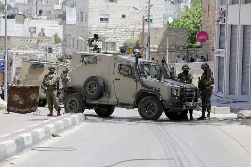 الاحتلال يشدد إجراءاته العسكرية في محيط رام الله ويغلق طرقًا ويقيم حواجز