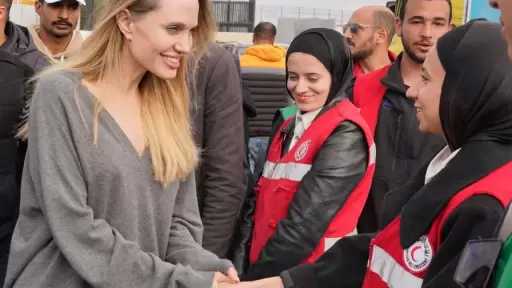 أنجلينا جولي ترصد دمار غزة عبر «جوجل إيرث» وتحذر من كارثة الشتاء