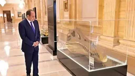 مدير المتحف الجيولوجي: توقف الرئيس السيسي أمام حفرية «السبينوصور» أثار التساؤلات حولها وروّج للمتحف
