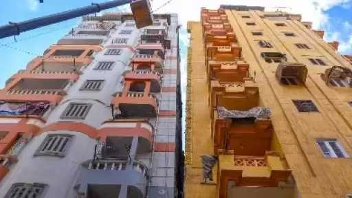 محافظ الإسكندرية يتابع ميدانيًا إزالة أجزاء العقار المائل بلامبروزو وفق التوصيات الهندسية