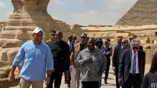 رئيس جمهورية جنوب أفريقيا يزور المتحف المصري الكبير ومنطقة أهرامات الجيزة بمرافقة وزير السياحة والآثار