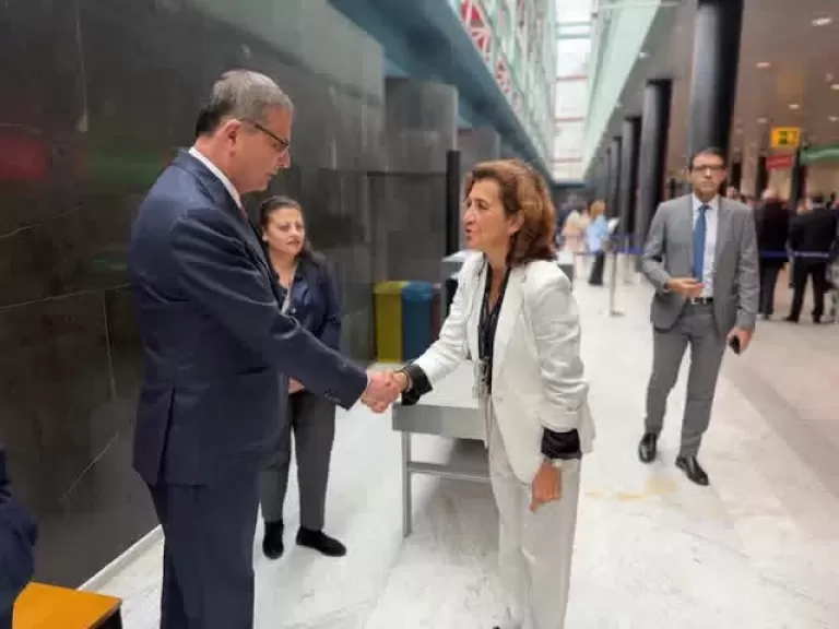 خط أحمر