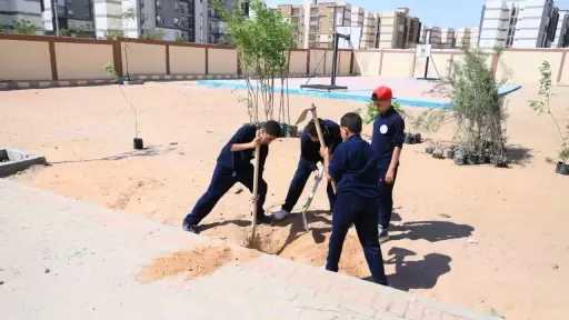وزارة التنمية المحلية والبيئة تدعم مدرسة الكرنك بمدينة بدر بالقاهرة بـ150 شجرة.. واللجنة المركزية بالوزارة تتابع التكويد والرعاية لضمان استدامة الأشجار