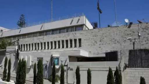 بريطانيا تزيل لافتات قنصليتها بالقدس الشرقية مع انتهاء مهلة إسرائيلية لإغلاقها