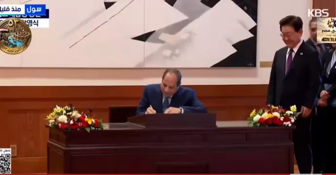الرئيس السيسي يُوقع في دفتر التشريفات بالقصر الرئاسي في سول
