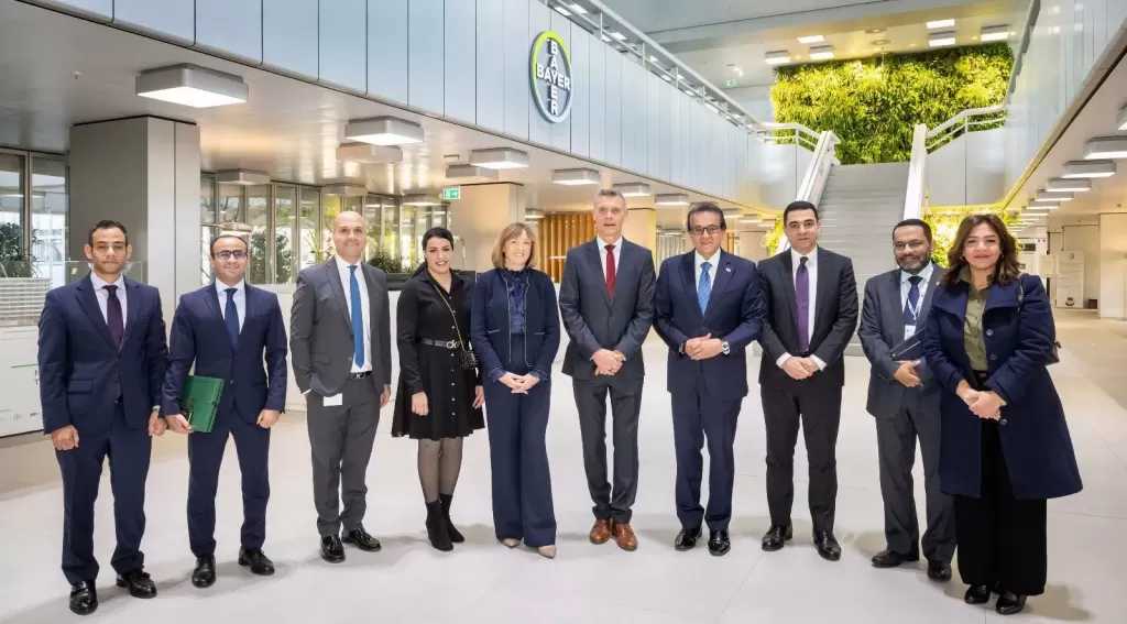 وزير الصحة يزور مقر «باير» الألمانية لبحث تعزيز التعاون الصحي وتوطين الصناعة على هامش قمة برلين