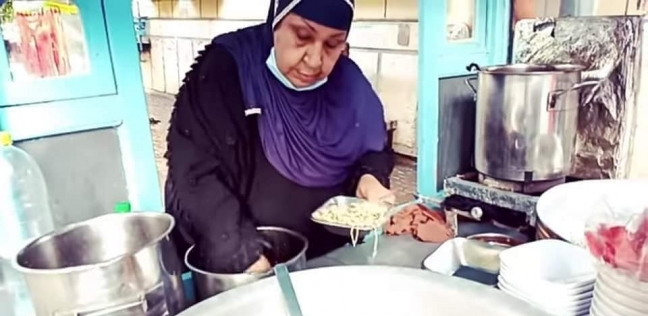 فاطمة كشري في محل الكشري الخاص بها